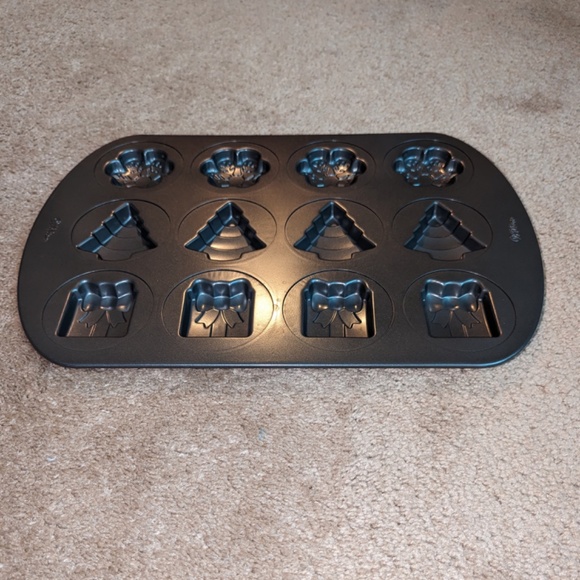 Wilton Non-Stick Holiday Cookie Sheet Tray - Picture 5 of 8